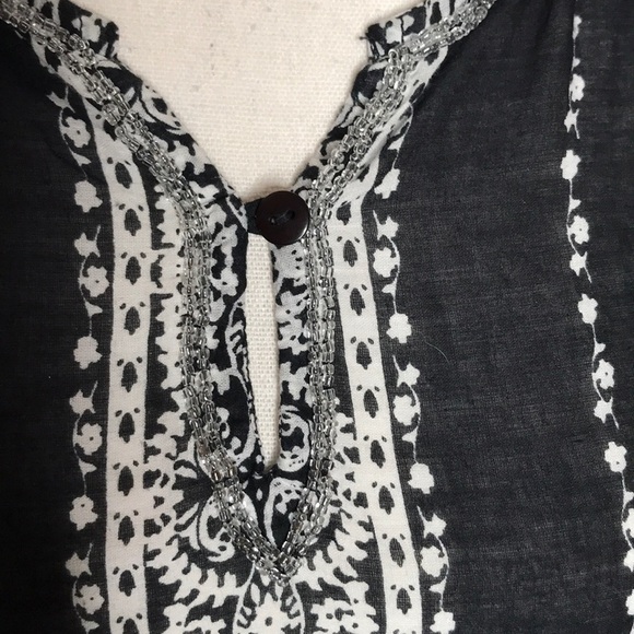 WORLD MARKET SMALL B&W COVERUP - Picture 4 of 8